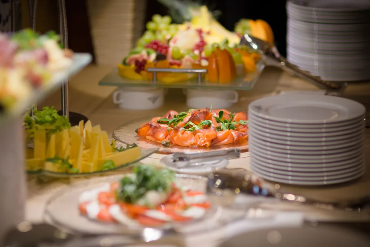 Buffet para Festa: Como Contratar, o que Verificar e Preços em 2026