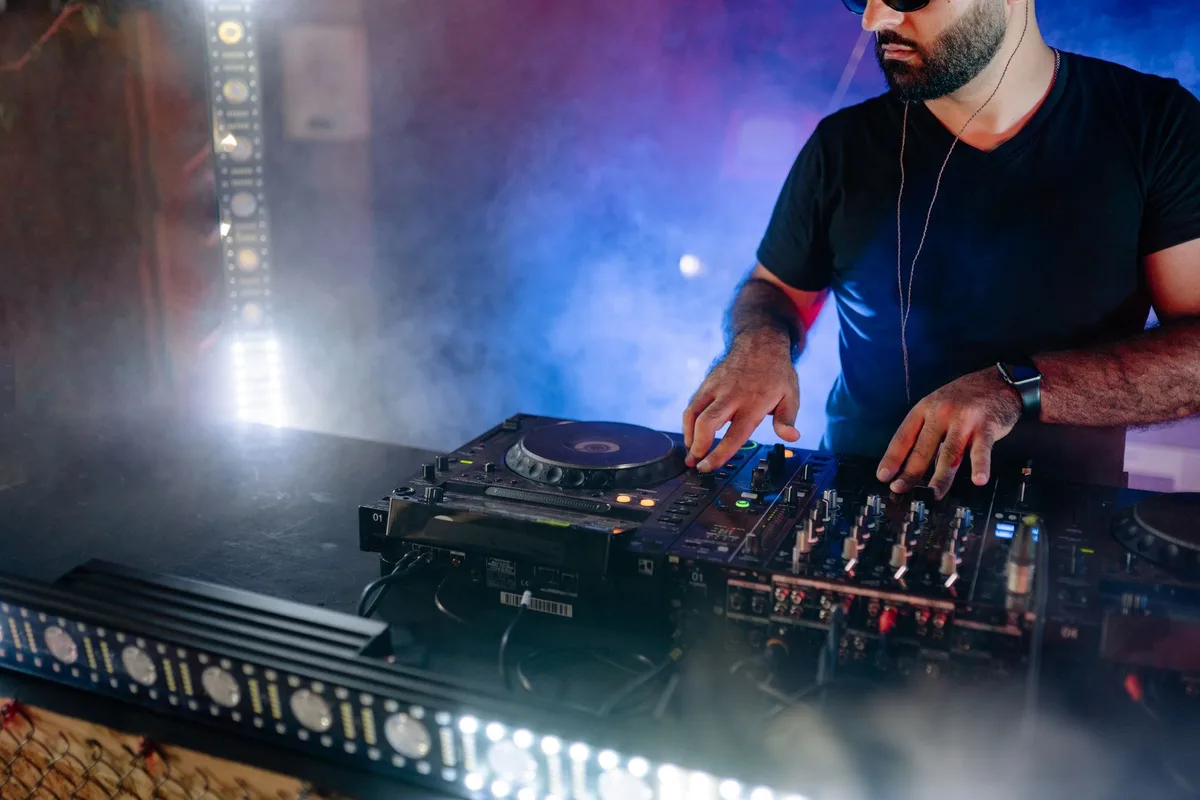 DJ ou Banda ao Vivo: Qual Escolher para Sua Festa? Guia Completo