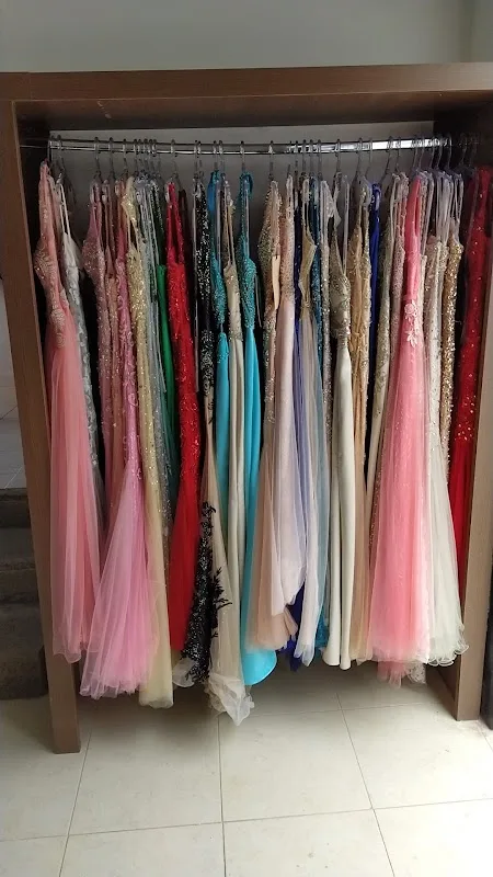 Adriana Justen Trajes de Festas — Outros em Taubaté, SP