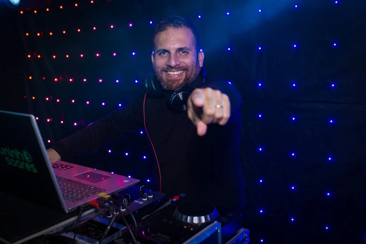DJ JUNINHO SOARES - FESTAS DE CASAMENTOS, DEBUTANTES, FORMATURAS E CONFRATERNIZAÇÕES — Música / DJ / Som em Jacareí, SP