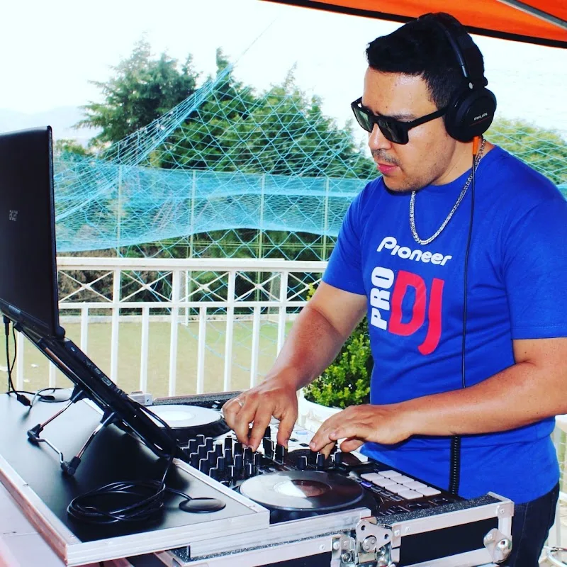 Dj Thiago Barbosa Som e Iluminação — Música / DJ / Som em Aparecida
