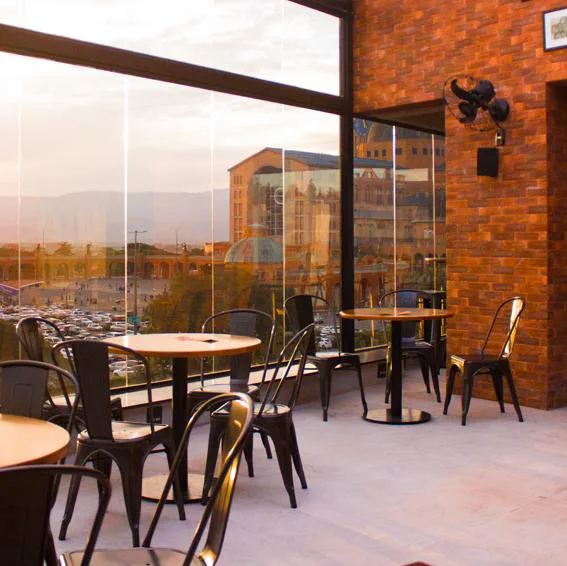 Madame Café Music Bar — Música / DJ / Som em Aparecida