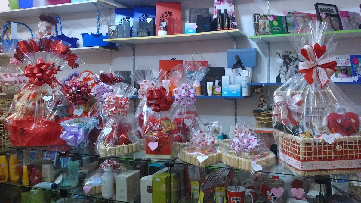 Amor e Emoção Cestas, Presentes Personalizados e Balões com Gás Hélio — Bolos e Doces em Campos do Jordão, SP